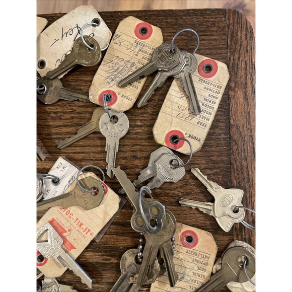 Lot of Old Keys Original Vintage Car Dealership Gas Locks Misc Ford Mercury - Picture 6 of 14